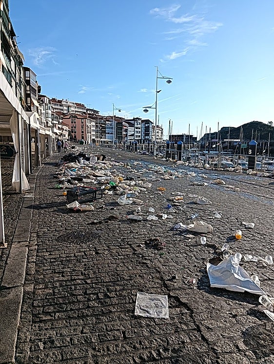El muelle de Lekeitio amaneció repleto de basura tras el Antzar eguna.