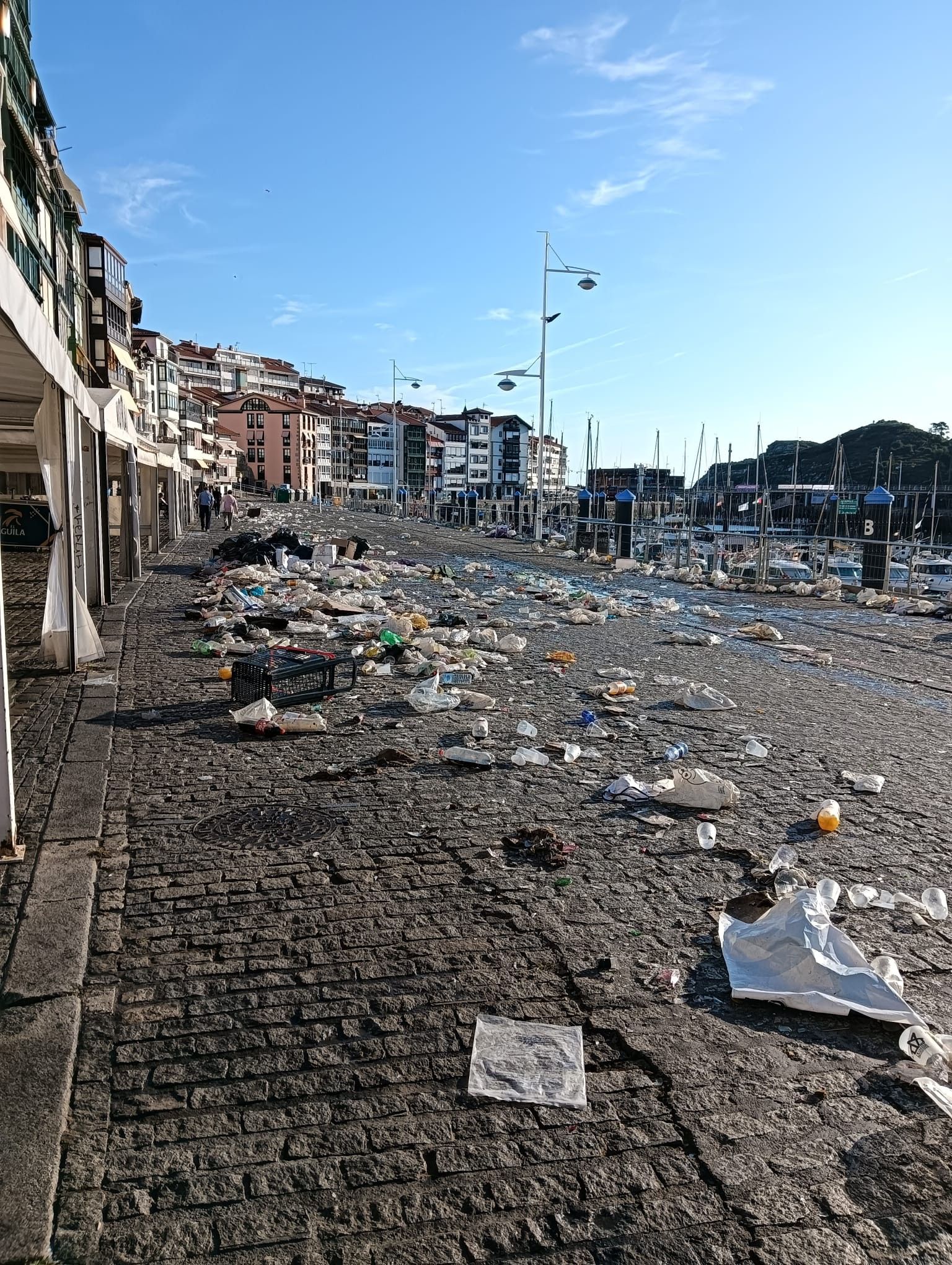 El muelle de Lekeitio amaneció repleto de basura tras el Antzar eguna.