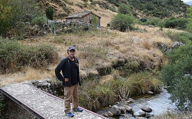 Águila Solitaria posa junto al río Urbión.