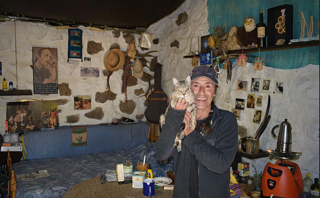 Águila Solitaria' posa dentro del refugio de Tacudia junto a su gato Piu.