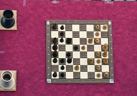 Imagen de un tablero de ajedrez con sus piezas.
