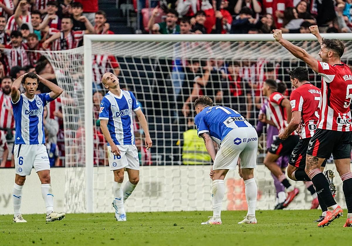 Guevara, Guridi y Toni Martínez se lamentan tras el autogol de Manu Sánchez que selló la derrota albiazul de la temporada pasada.
