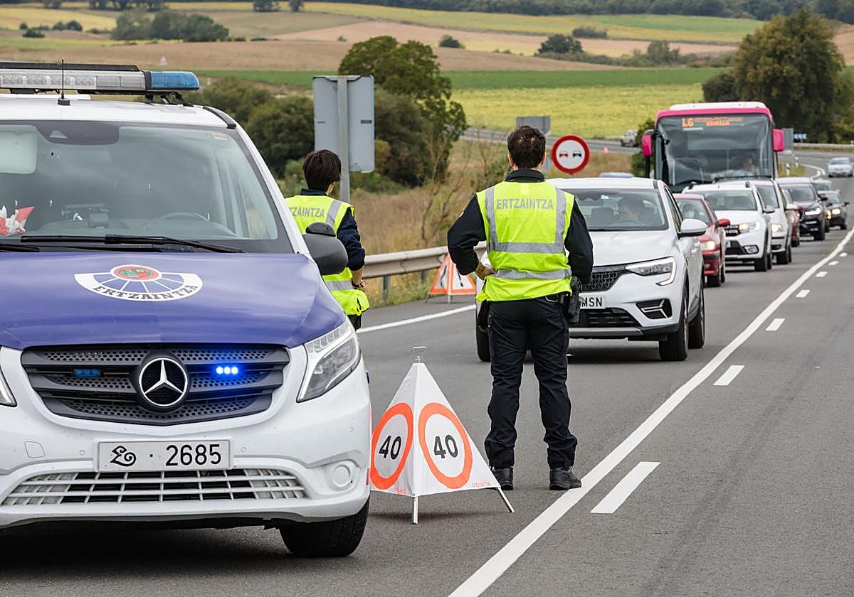 Agentes de la Ertzaintza, en la parte baja del puerto