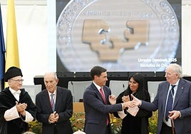 El lehendakari y el rector Joxerramon Bengoetxea posan junto a los galardonados con las Medallas de Oro, Carlos Garaikoetxea, Jose Ángel Iribar y Nekane Balluerka, durante la inauguración oficial del curso.