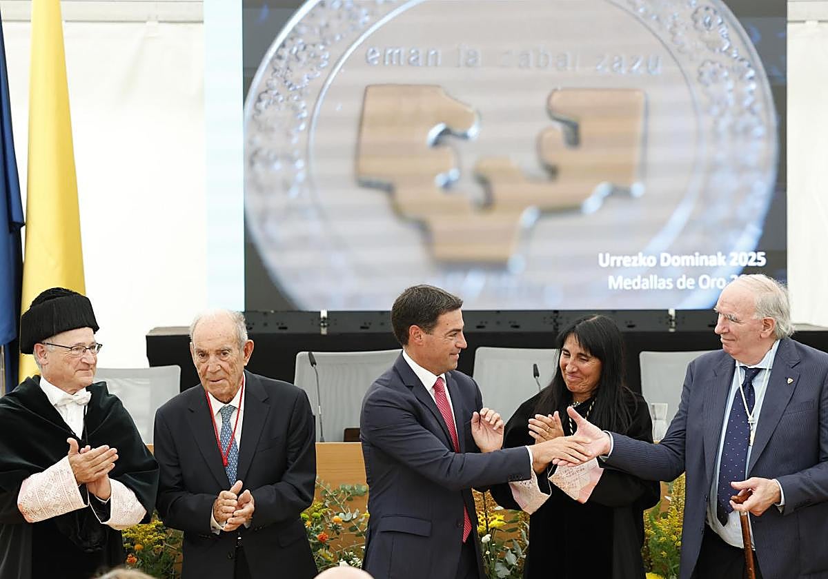 El lehendakari y el rector Joxerramon Bengoetxea posan junto a los galardonados con las Medallas de Oro, Carlos Garaikoetxea, Jose Ángel Iribar y Nekane Balluerka, durante la inauguración oficial del curso.