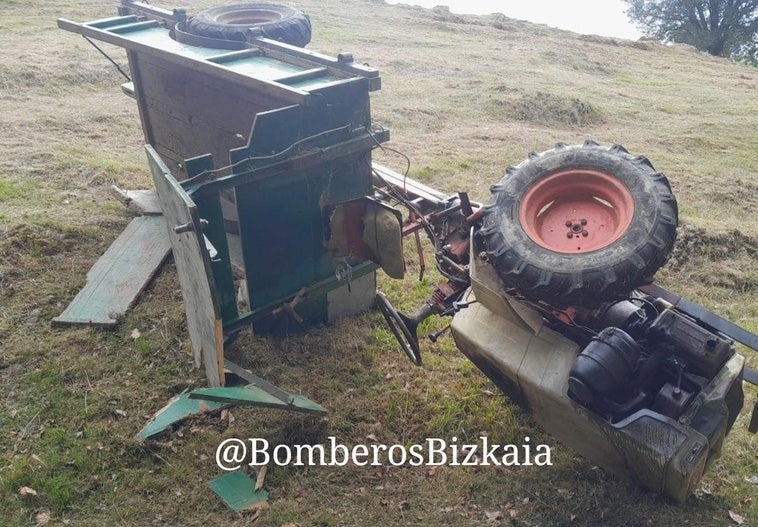 Rescatan en helicóptero a un baserritarra de 71 años tras sufrir un accidente con su tractor en Berriz