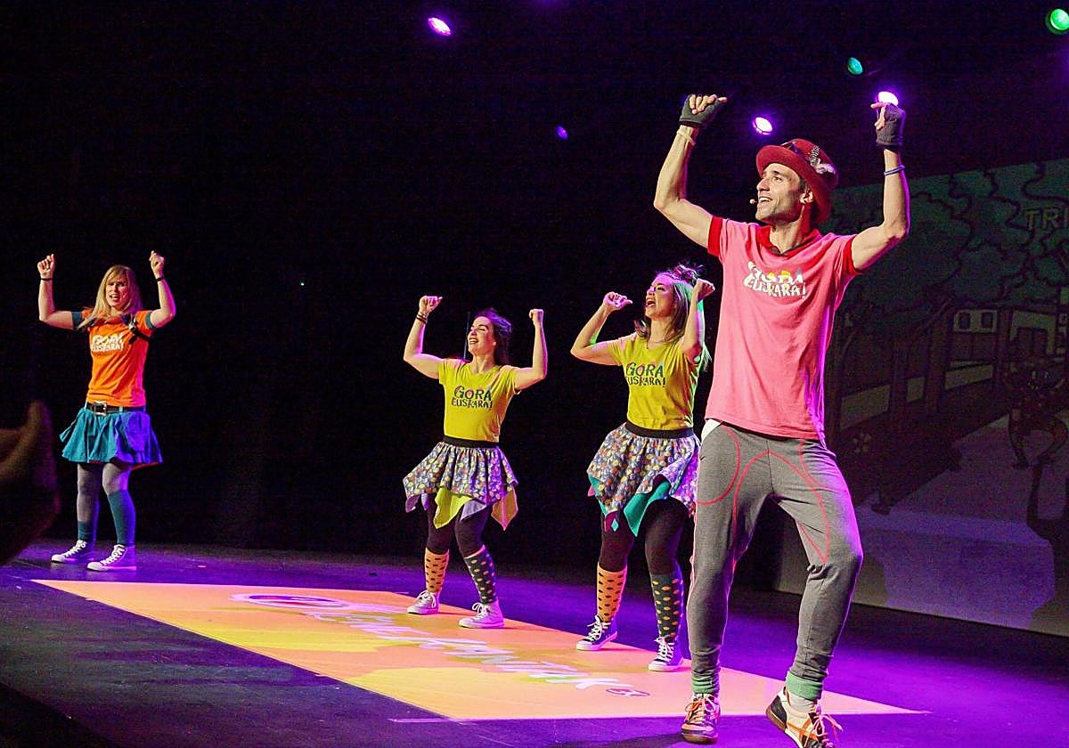 Ene Kantak durante una actuación.