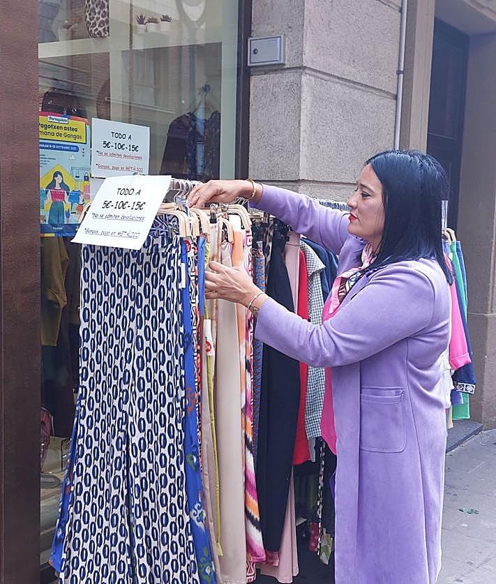 Imagen secundaria 2 - Las tiendan ofrecen descuentos que van del 20 al 80%.