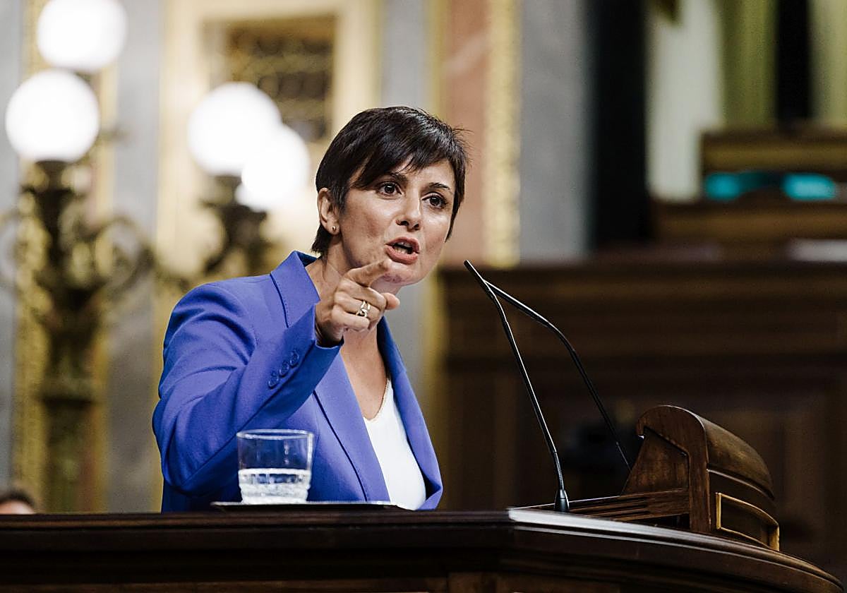 La ministra de Vivienda, Isabel Rodríguez, interviene durante el pleno de este miércoles en el Congreso de los Diputados.