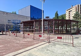 La zona permanece vallada mientras siguen las obras de mejoras en este equipamiento urbano