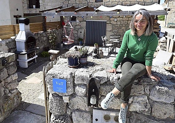 Paula Soria, delante de la casa rural que regenta en Rublacedo de Abajo.
