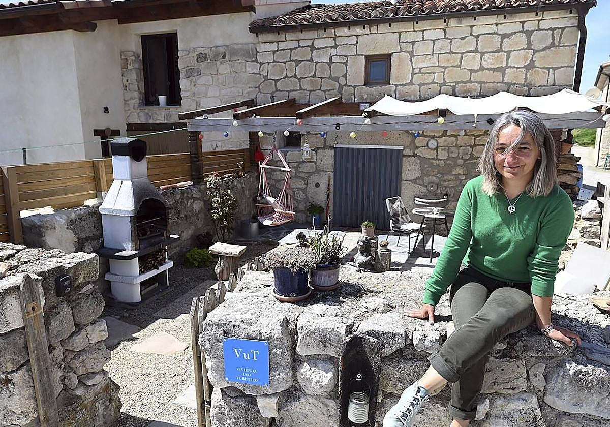 Paula Soria, delante de la casa rural que regenta en Rublacedo de Abajo.