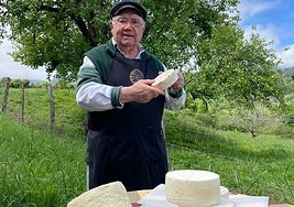 Alfonso Zamora posa en el jardín de su caserío con algunos de los quesos experimentales que ha elaborado recientemente.