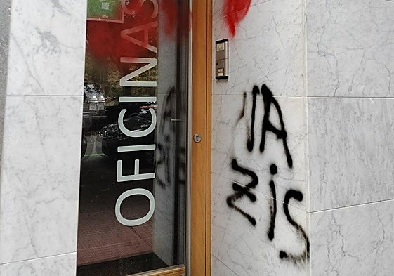 Vox denunciará ante la Ertzaintza pintadas con la palabra «nazis» en su sede de Vitoria
