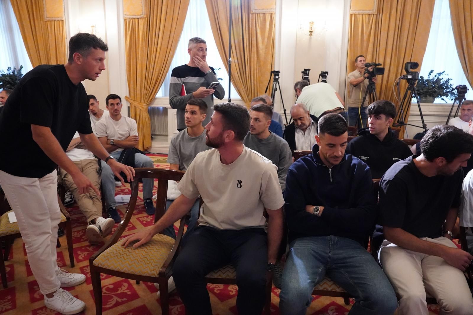 Yeray comparece arropado por sus compañeros