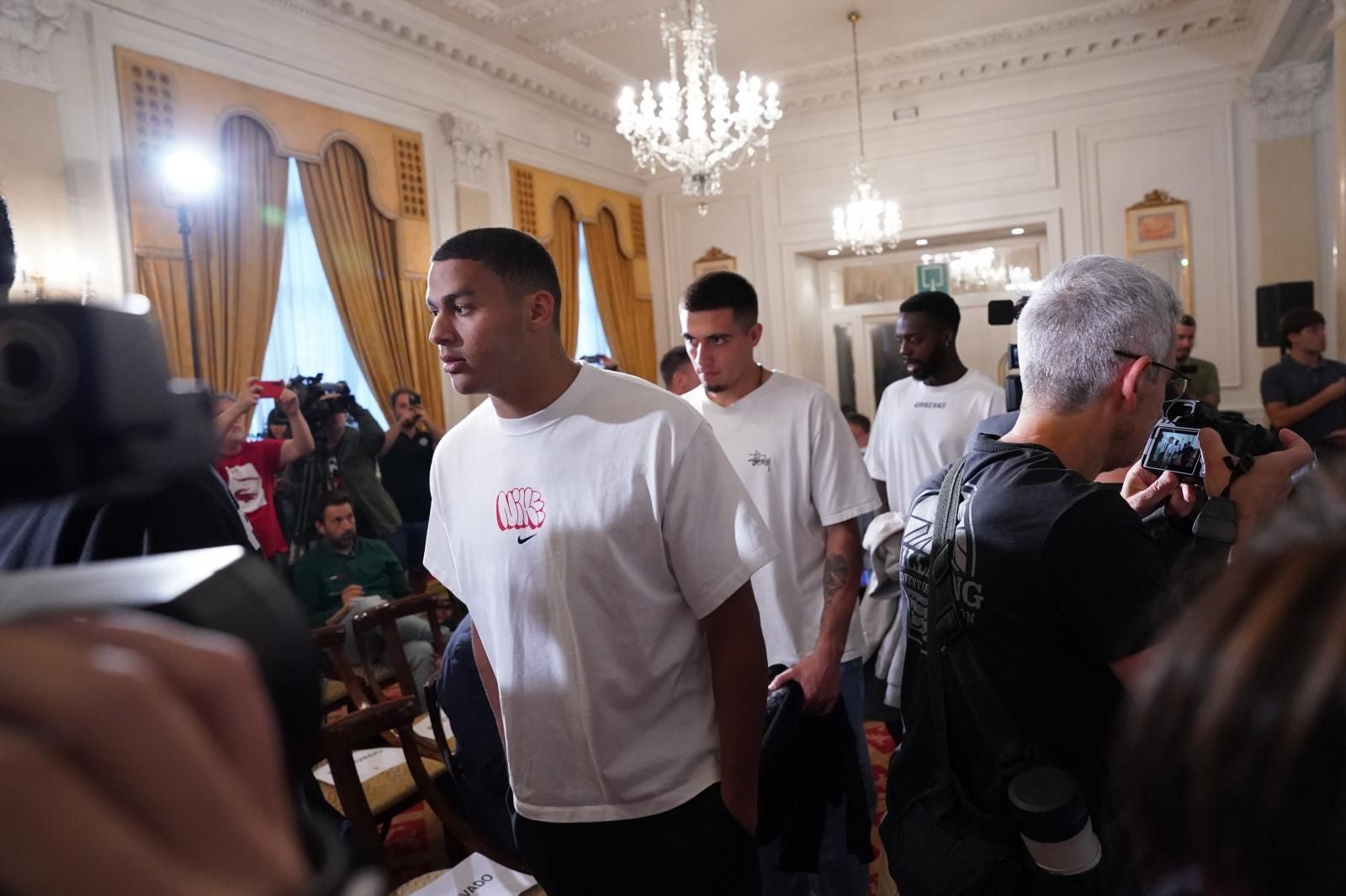 Yeray comparece arropado por sus compañeros