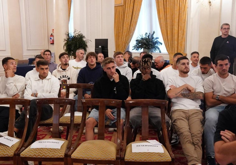 La plantilla rojiblanca arropa a su compañero