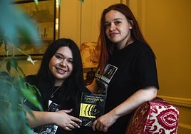 Las jóvenes filólogas ucranianas Ruslana y Viktoriia en Bilbao, con el libro de Mañas traducido.