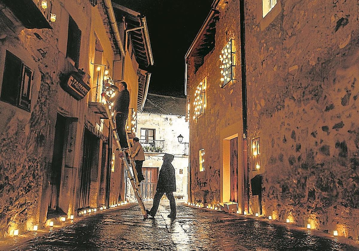 El casco histórico de Pedraza cobra vida durante la noche de las velas.