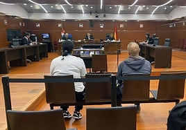 El acusado, a la derecha, necesitó de una traductora para seguir el juicio en la Audiencia Provincial de Álava.