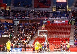La grada de animación del Buesa luce vacía en señal de protesta en la última visita del Maccabi.