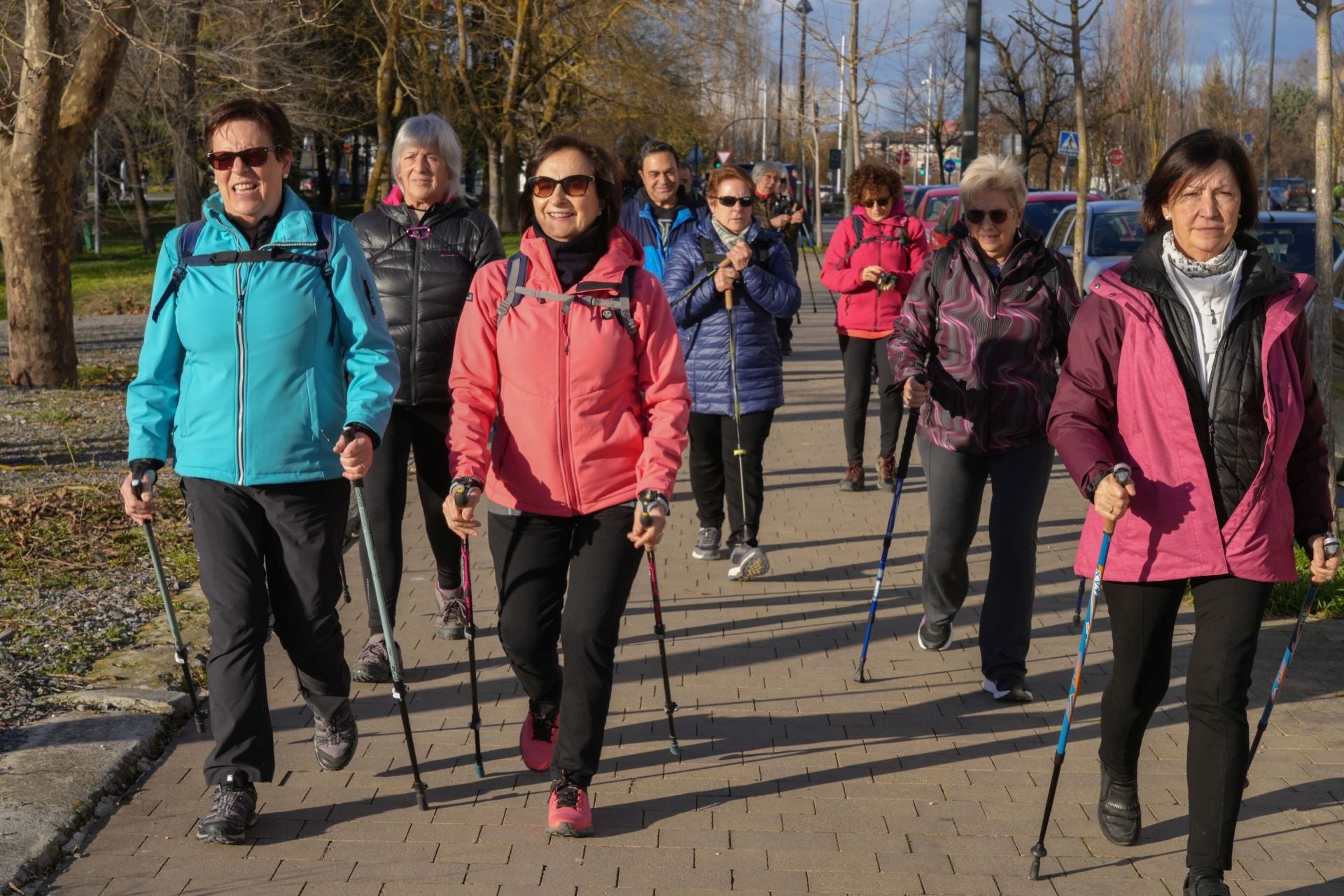 Un grupo de mujeres mientras practican marcha nórdica durante el pasado invierno.