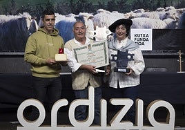 Jose Mari Jauregi, junto a sus padres, Eli y Jose Mari.