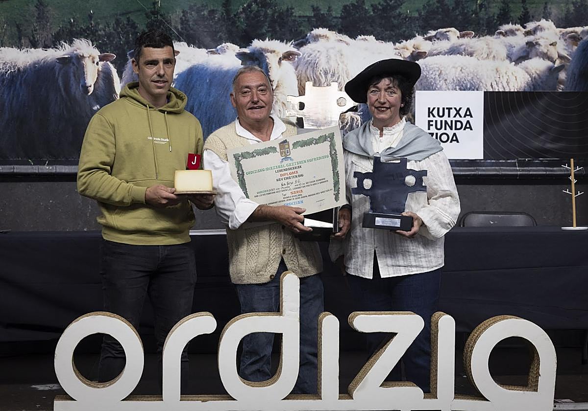 Jose Mari Jauregi, junto a sus padres, Eli y Jose Mari.