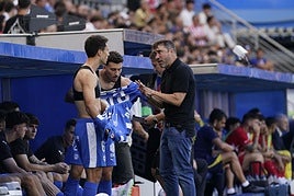 Coudet da indicaciones a Guevara y Parada antes de saltar al campo.