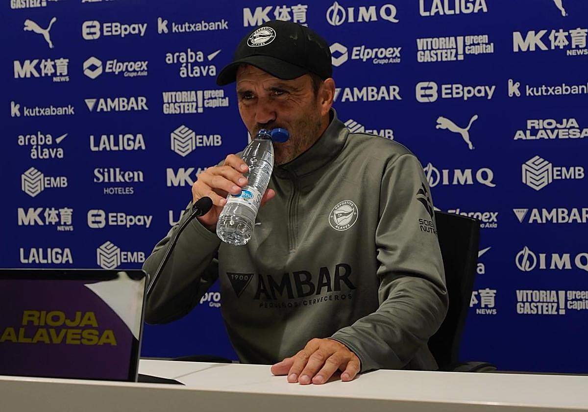 Coudet bebe agua antes de arrancar la rueda de prensa.