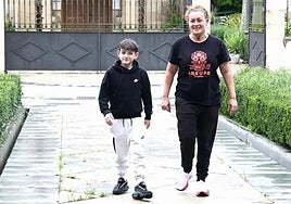 Yeray Rodríguez pasea junto a su madre Patricia Martín en una calle de Lasarte-Oria.
