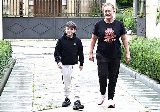 Yeray Rodríguez pasea junto a su madre Patricia Martín en una calle de Lasarte-Oria.