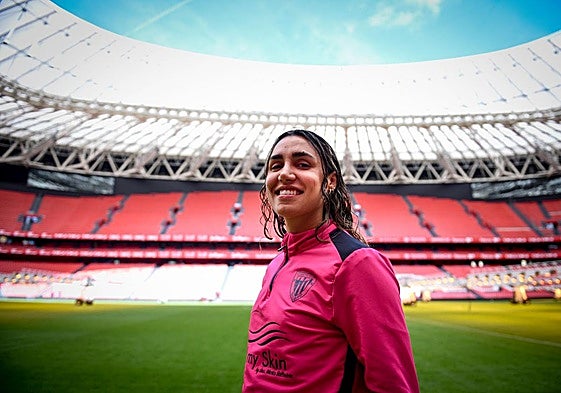 Bibi Schulze, Jugadora del Athletic, posando en San Mames