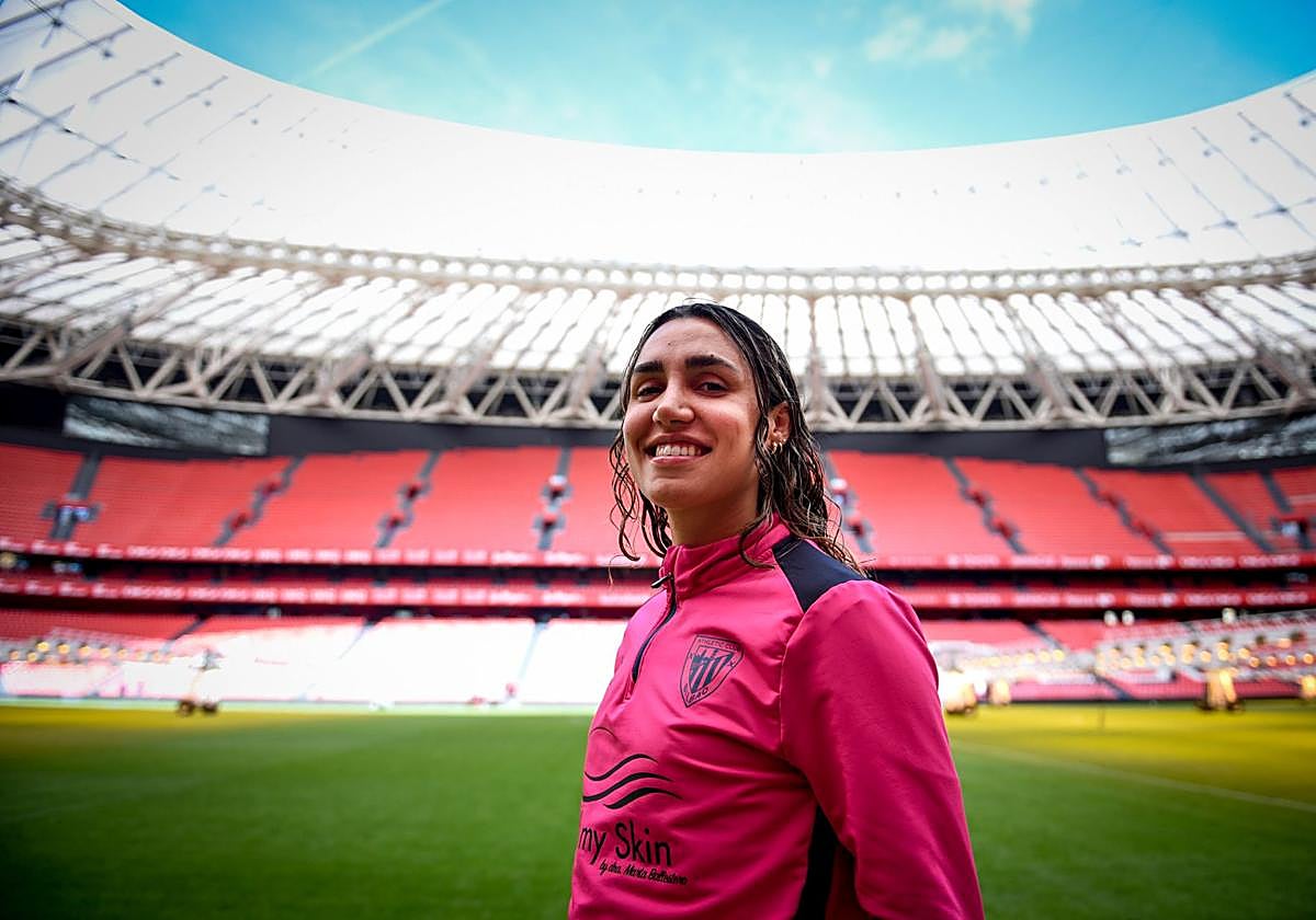 Bibi Schulze, Jugadora del Athletic, posando en San Mames