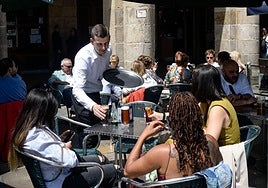 Varias clientas toman unas consumiciones en la Plaza Nueva.
