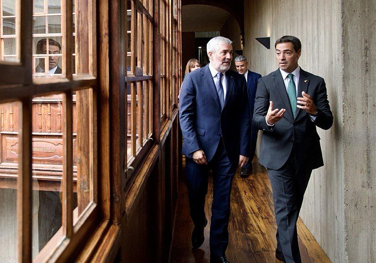 El presidente de Canarias, Fernando Clavijo, y el lehendakari Imanol Pradales, este jueves en Tenerife.