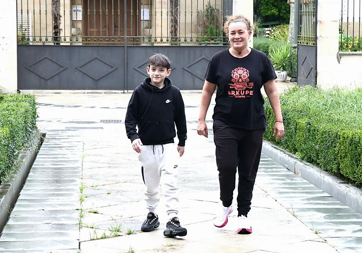 Yeray Rodríguez pasea junto a su madre Patricia Martín en una calle de Lasarte-Oria.