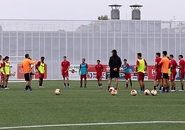 Los jugadores del Arenas atienden a la charla de Jon Erice.
