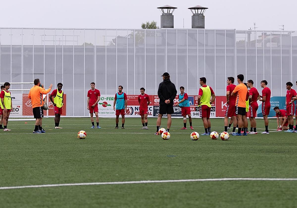 Los jugadores del Arenas atienden a la charla de Jon Erice.