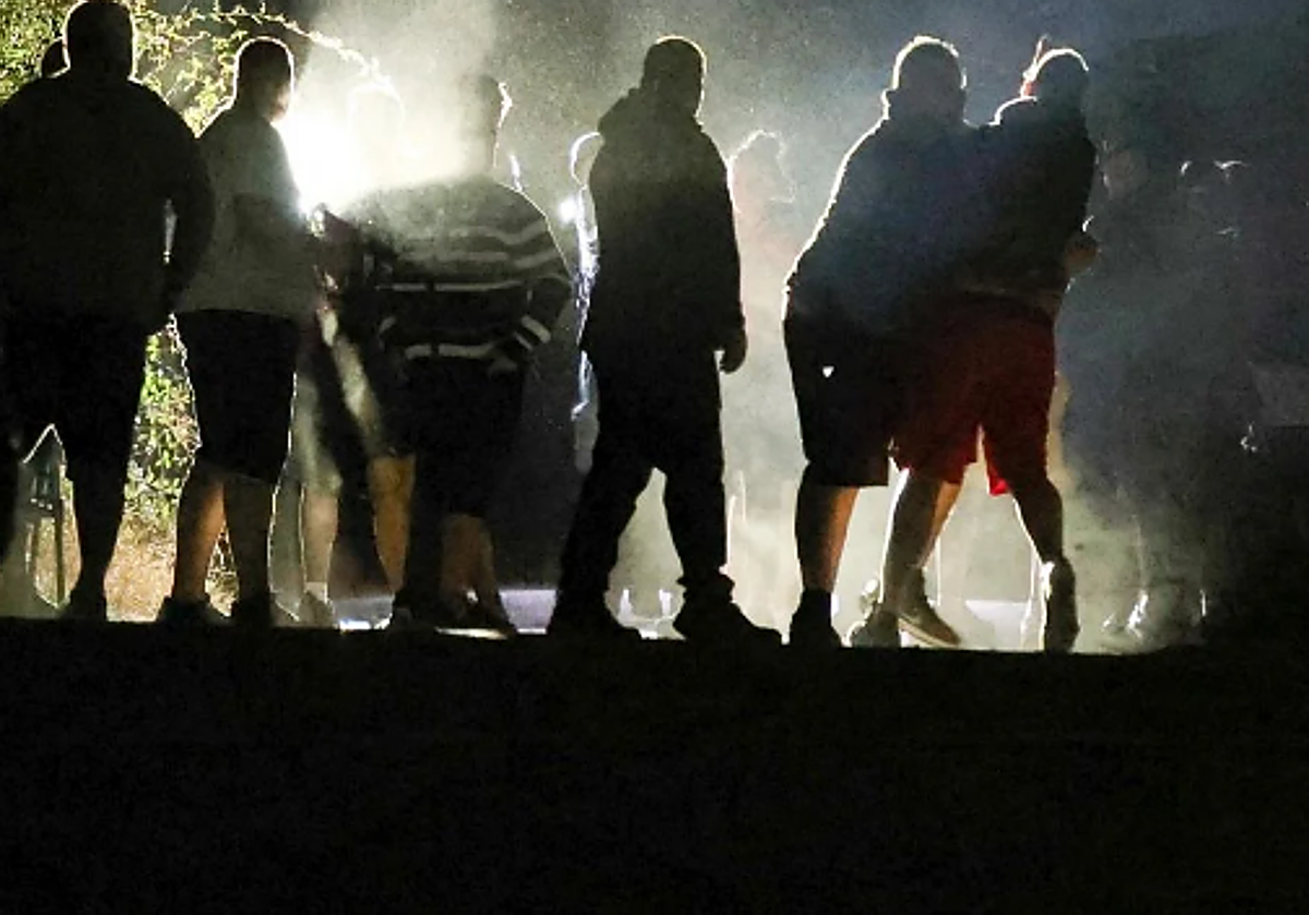 Imagen principal - Momentos de tensión tras la liberación. En la segunda imagen, la ambulancia abandonando el lugar.