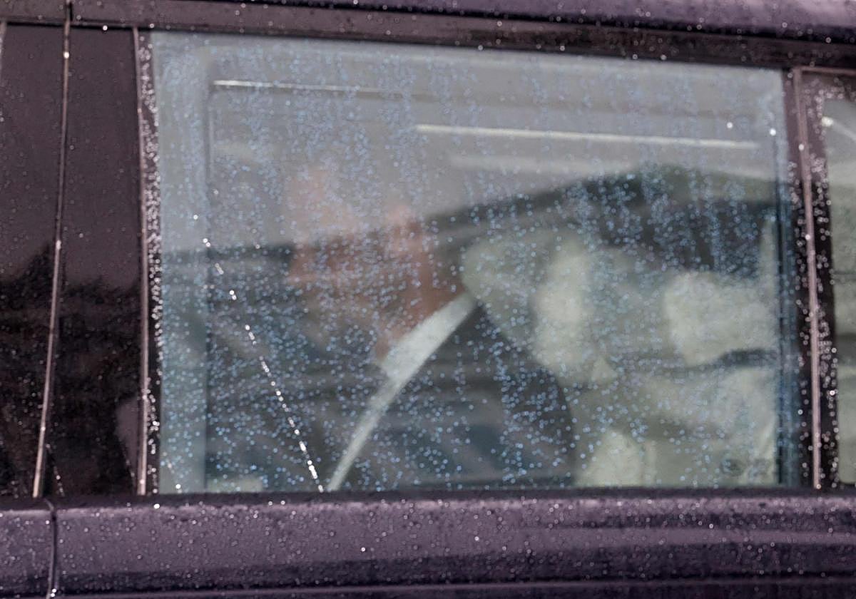 El príncipe Harry, a su llegada a Clarence House para reunirse con su padre, el rey Carlos III.