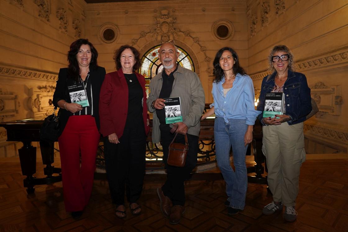 Verónica Lodeiro, Lucía López Coll, Leonardo Padura, Nieves Angulo y Maite García.