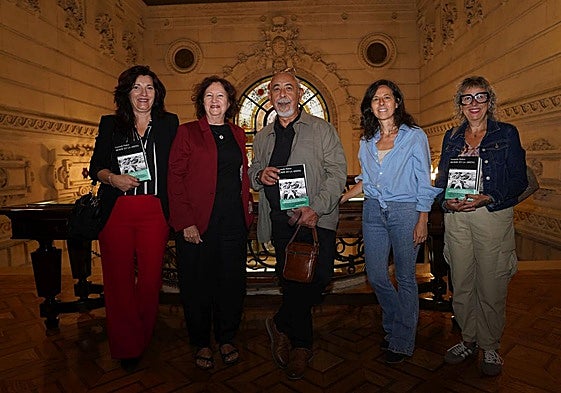 Verónica Lodeiro, Lucía López Coll, Leonardo Padura, Nieves Angulo y Maite García.