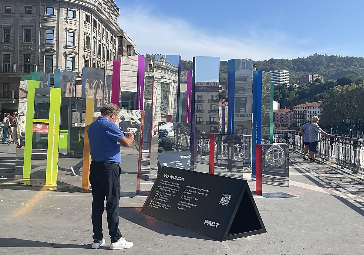 El objetivo de la escultura es que los jóvenes cuestionen sus formas de relacionarse.