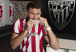 Laporte muerde el escudo de su camiseta rojiblanca en una imagen en el vestuario.