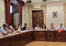 Ambas formaciones políticas en la sesión plenaria en la que se informó sobre la modificación presupuestaria.