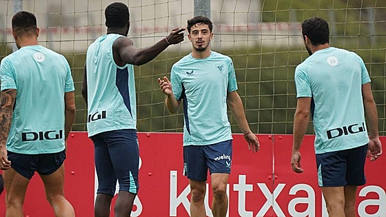 Serrano y Lekue regresan a los entrenamientos en Lezama
