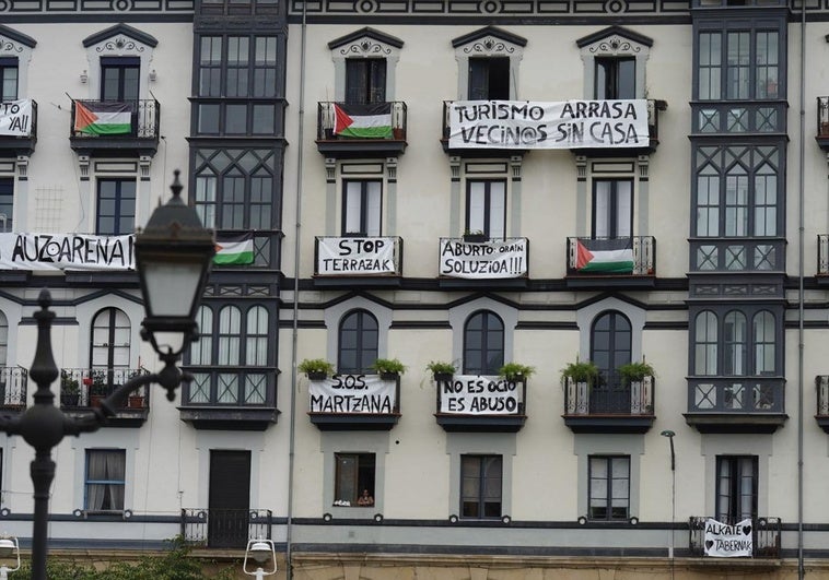 Los vecinos dan la primera batalla en la guerra de las terrazas de Bilbao