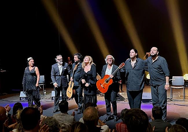 Estrella y su tropa saludando al final.