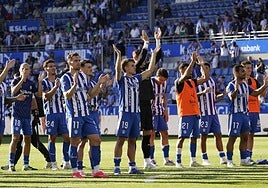 Los jugadores del Alavés saludan a la grada de Mendizorroza tras el empate frente al Atlético de Madrid.